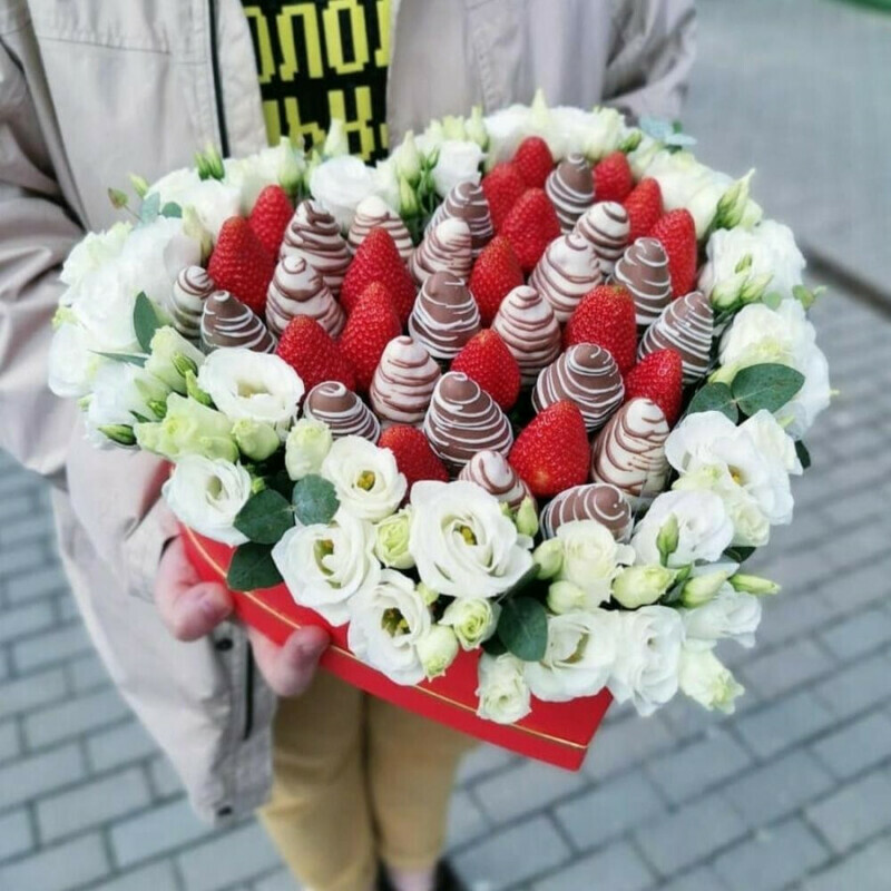 Клубника в шоколаде с цветами в сердце, стандартный