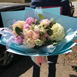 Buket avtorskij s pionami