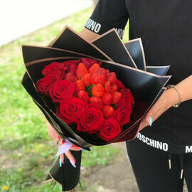 букет из роз и клубники для нее