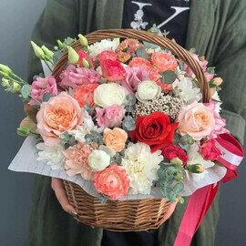 Цветы розы в корзине