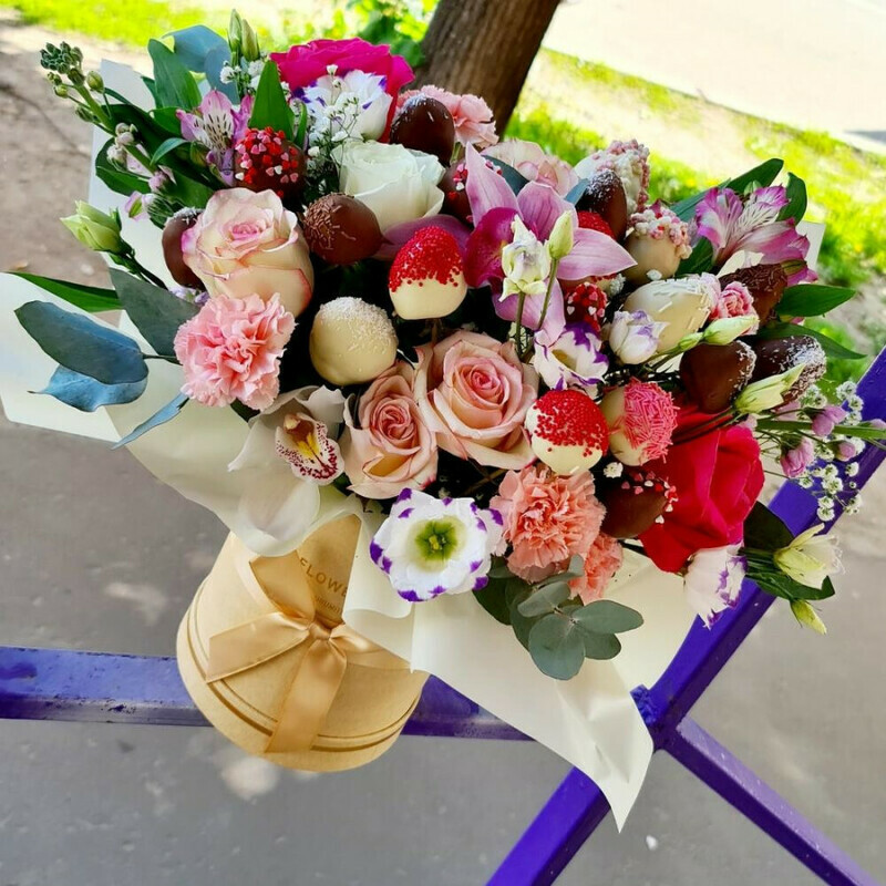 Клубника в шоколаде с цветами, стандартный