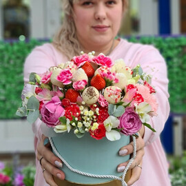 Клубника в шоколаде и цветы