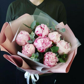 7 пионов с эвкалиптом