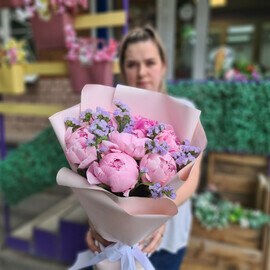 Пионы и статица нежный букет