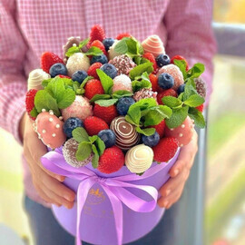 Chocolate-covered strawberries with mint