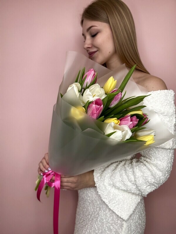 Buket iz nezhnih raznotcvetnih tyul_panov v matovoj plenke, reduced