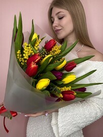 Букет из 15 ярких разноцветных тюльпанов с мимозой