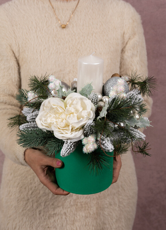 novogodnyaya kompozitciya iz iskusstvennoj hvoi s dekorativnoj beloj rozoj i serebryanoj svechoj, standart