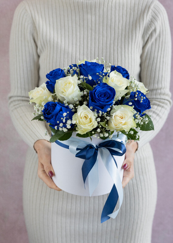 Box of blue and white roses, standart