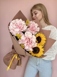 Букет из французских роз и подсолнухов