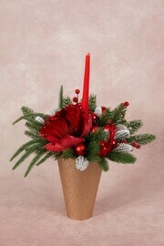 новогодняя композиция из искусственной хвои с красной магнолией и красной свечой