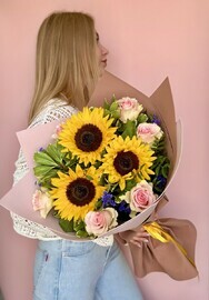 Букет с подсолнухами и розовыми розами