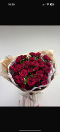 Букет из красных кустовых розочек 