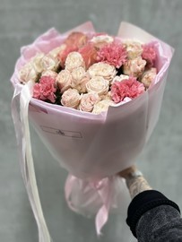 Букет из диантусов и кустовой розочки 