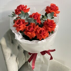 7 роз с эвкалиптом