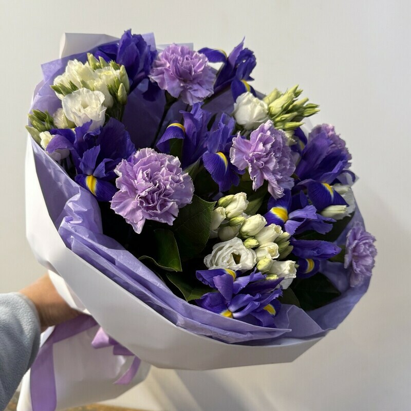 Букет из ирисов, диантусов, эустомы, стандартный