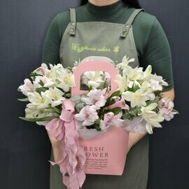 Buket vesennij v korobke