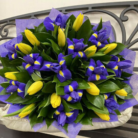 Букет из ирисов и тюльпанов