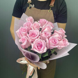 15 розовых роз