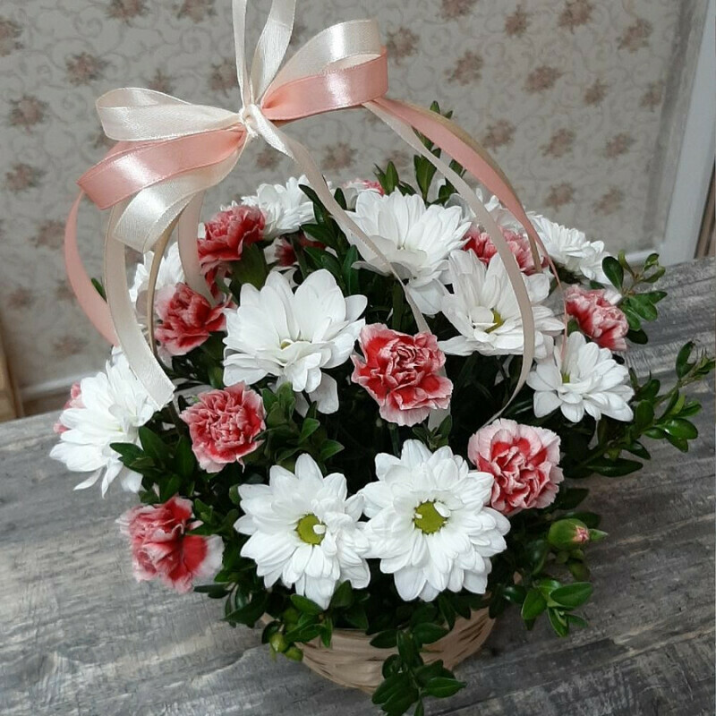 Корзинка Сборная из хризантемы и кустовой гвоздики, стандартный