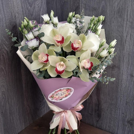 Buket Sbornij iz orhidei i eustomi