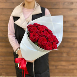 «Мадам в белом» 15 роз