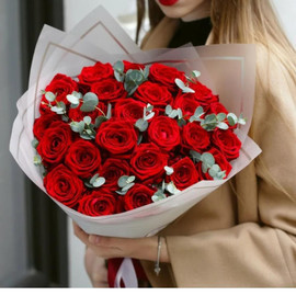 Monobuket iz krasnih roz i evkalipta v krafte