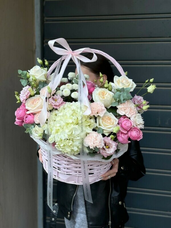 Korzina s gortenziej i pionovidnoj rozoj, premium