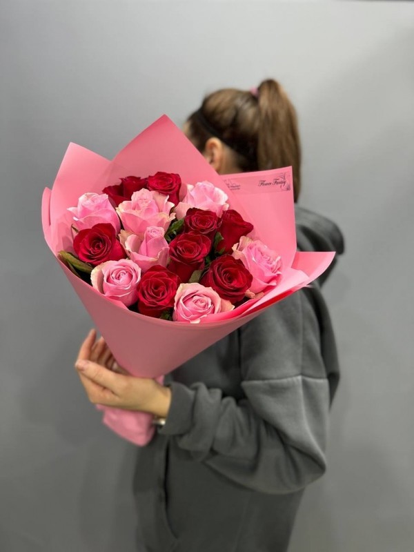 Букет из 15 красно-розовых роз, стандартный
