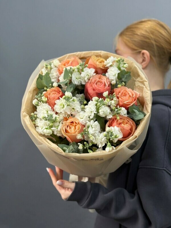 Duobuket iz pionovidnoj rozi i mattioli, standart