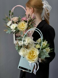 Kompozitciya s pshenitcej v sumochke