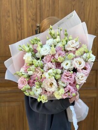 Моно букет из ажурной эустомы