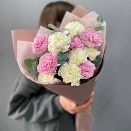 Buket iz 11 diantusov s evkaliptom