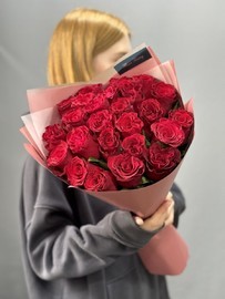 25 роз в оформлении