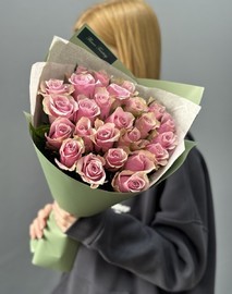 25 розовых роз в оформлении