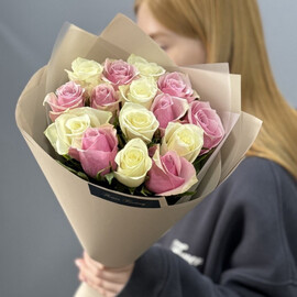 Buket iz 15 belo-rozovih roz