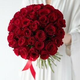 35 рубиновых роз