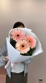 Buket iz nezhno rlzovih gerber