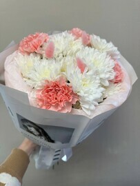 Букет из хризантемы и диантуса