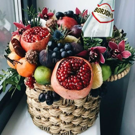 Fruit basket with non-alcoholic drink