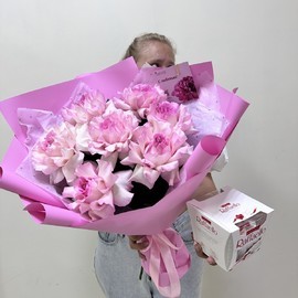 Букет из французских рос и рафаэлло