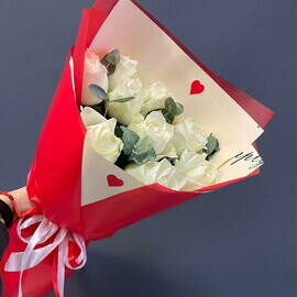 9 белых роз в оформлении