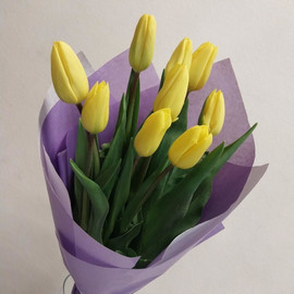 9 жёлтых тюльпанов