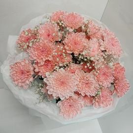 Букет из 5 кустовых хризантем и гипсофилы