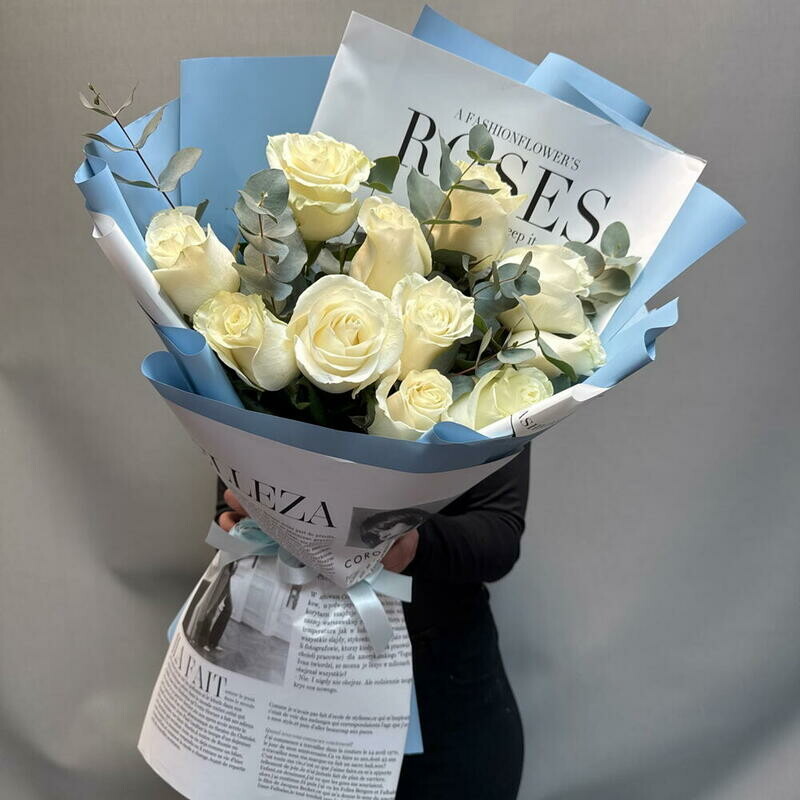 White roses of Ecuador with eucalyptus, belie rozi ekvador 11 shtuk s evkaliptom