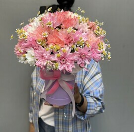 Hrizantema kustovaya i romashka v shlyapnoj korobke