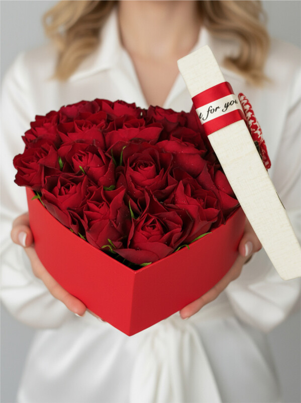Цветочная композиция из роз в коробке-сердце "Сердце Амура", стандартный