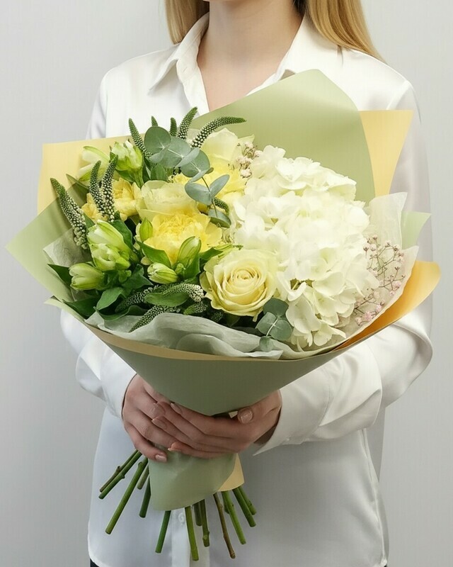 Букет с гортензией "Прекрасное начало", стандартный