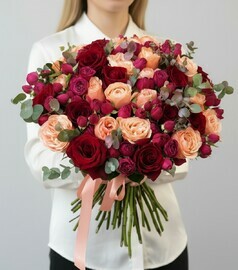 Buket s pionovidnimi rozami "Korolevskij bal"