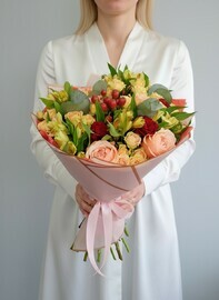 Buket s pionovidnoj rozoj "S dnem rozhdeniya"